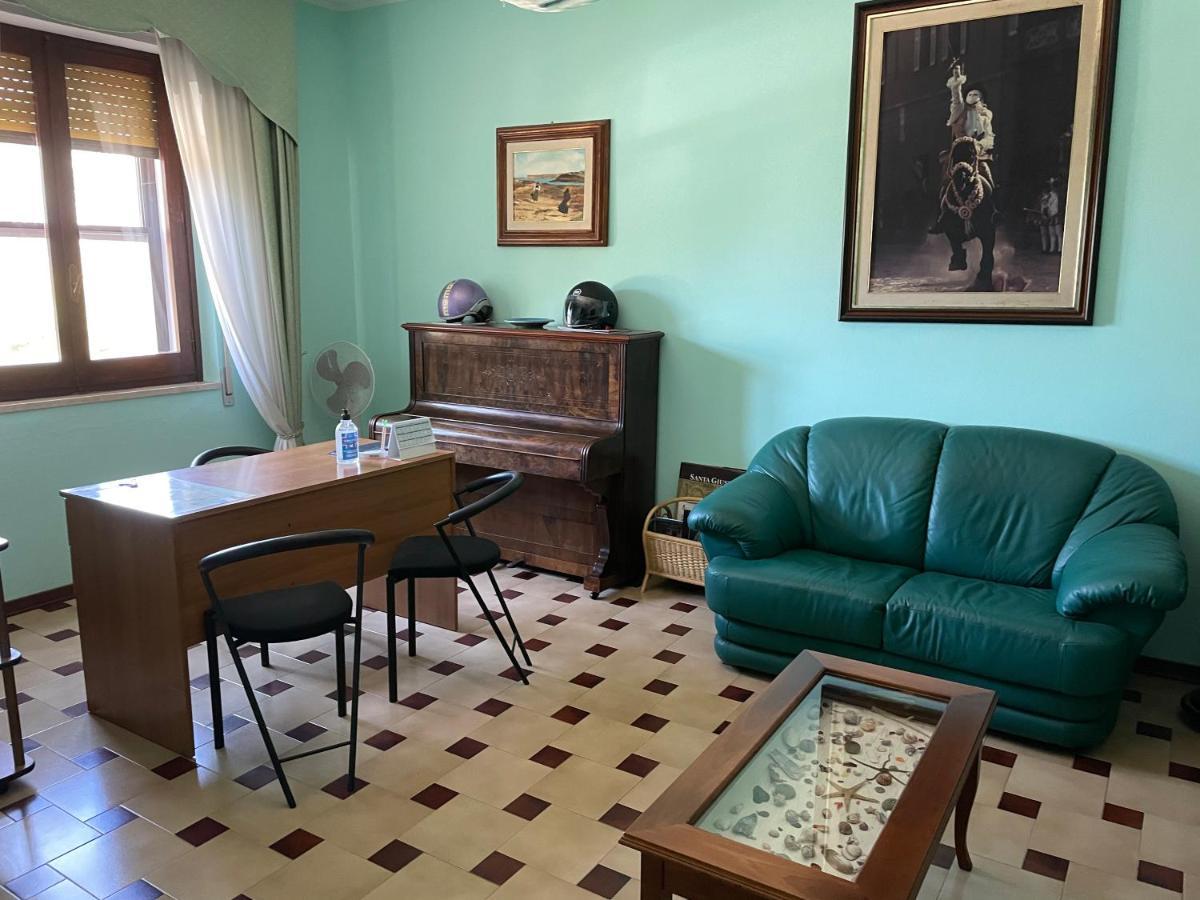 B&B Su Fassoi Santa Giusta Ngoại thất bức ảnh